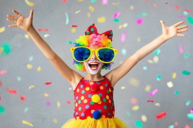 Komik çocuk palyaço. Mutlu bir çocuk evde oynamak. 1 Nisan aptal gün kavramı