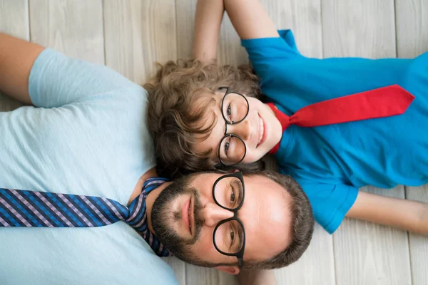 家里的男人和孩子 父亲和孩子在一起玩的开心 家庭度假的概念 父亲节快乐 顶视图纵向 — 图库照片