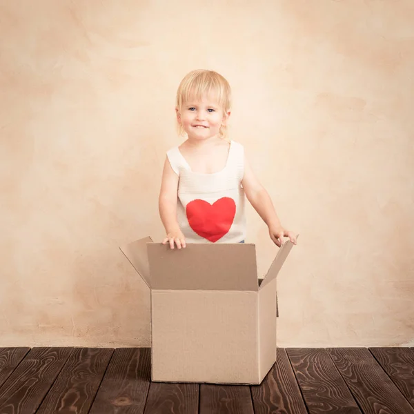 Šťastné Dítě Červeným Srdcem Funny Dítě Hraje Doma Valentines Day — Stock fotografie