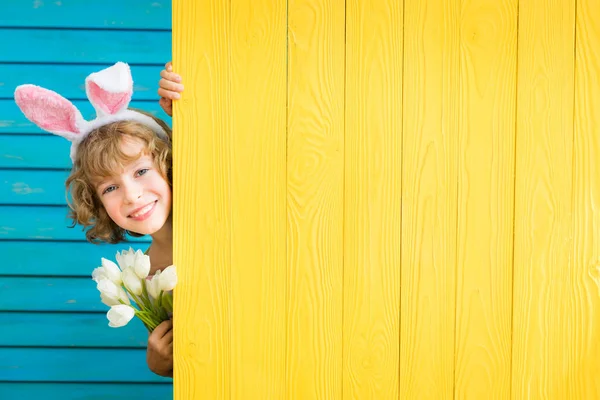 孩子复活节兔子拿着横幅空白 春假概念 — 图库照片