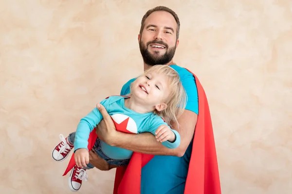 Homem Criança Super Herói Casa Pai Filho Super Heróis Divertirem — Fotografia de Stock