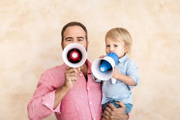Adam Çocuk Evde Baba Oğul Birlikte Eğleniyor Aile Tatil Kavramı — Stok fotoğraf