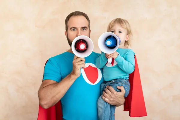 Hombre Niño Súper Héroe Casa Padre Hijo Superhéroes Divirtiéndose Juntos —  Fotos de Stock