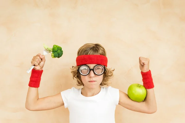 Sportrsman おたくの子のスーパー フードを食べること オタクの子供がブロッコリーとりんごを保持しています 健康的な食事とライフ スタイルのコンセプトです 緑の菜食主義の食糧 — ストック写真