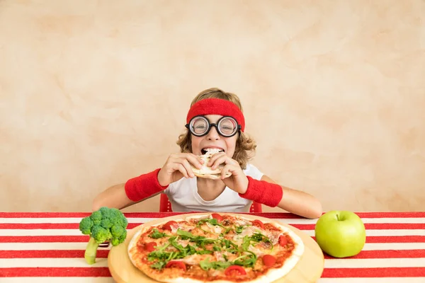 Sportrsman Nerd Kind Eten Superfood Geek Jongen Holding Broccoli Appel — Stockfoto