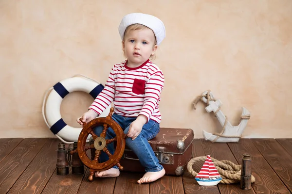 快乐的幼儿在家里玩帆船 暑假和旅游概念时拿着轮子 — 图库照片