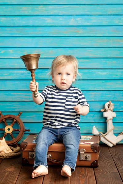 Evde, yelken oynarken mutlu yürümeye başlayan çocuk holding bell tatil yaz ve kavram seyahat.