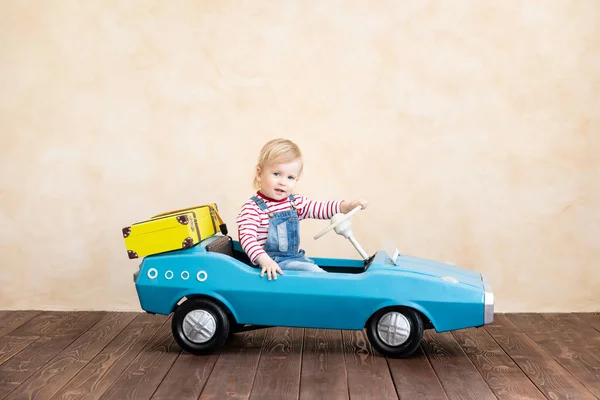 Criança Feliz Montando Brinquedo Carro Vintage Miúdo Engraçado Brincar Casa — Fotografia de Stock