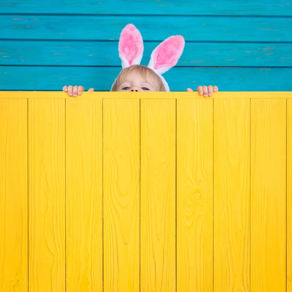 Αστείο Παιδί Φορώντας Λαγουδάκι Του Πάσχα Παιδί Εκμετάλλευση Ξύλινη Σανίδα — Φωτογραφία Αρχείου