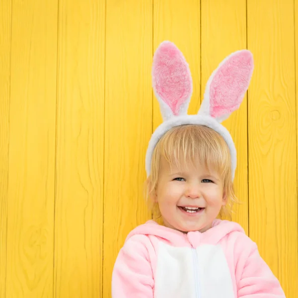 穿着复活节兔子的有趣的孩子孩子们在家玩得很开心 春假概念 — 图库照片
