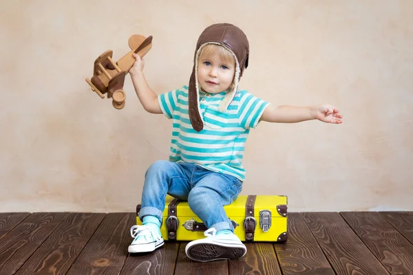 Criança Feliz Brincando Com Avião Madeira Vintage Miúdo Divertir Casa — Fotografia de Stock