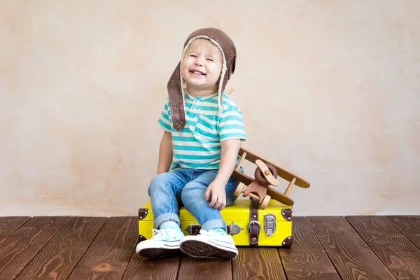 Szczęśliwe Dziecko Bawiące Się Zabytkowym Drewnianym Samolotem Dzieciak Dobrze Się — Zdjęcie stockowe