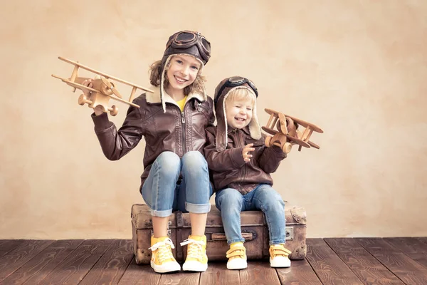 Счастливые Дети Играют Винтажным Деревянным Самолетом Дети Веселятся Дома Воображение — стоковое фото