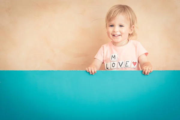 Criança Feliz Segurando Banner Azul Branco Conceito Dia Das Mães — Fotografia de Stock