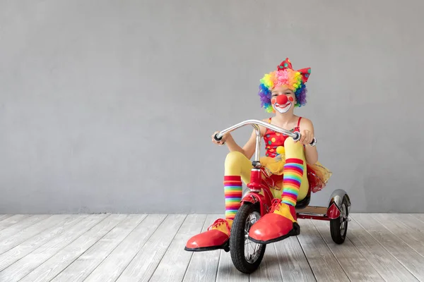 Chico Gracioso Payaso Montando Triciclo Feliz Niño Jugando Casa Abril —  Fotos de Stock