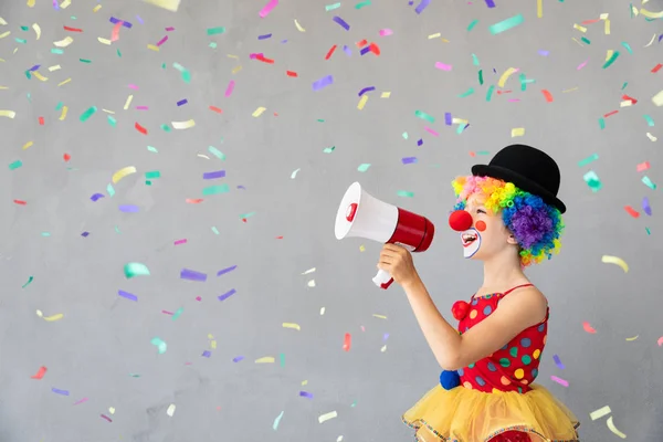 Chico Payaso Gracioso Feliz Niño Jugando Casa Abril Concepto Del — Foto de Stock