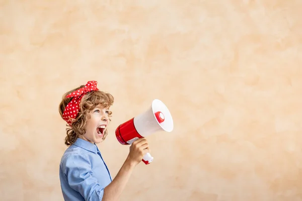 Giovane Ragazza Posa Con Megafono Giornata Internazionale Della Donna Girato — Foto Stock