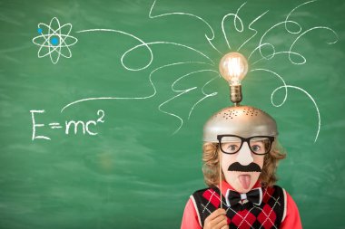 Ampul, yaratıcı fikir ve eğitim kavramı ile akıllı kask giyen çocuk