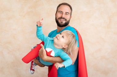 Süper kahraman baba ve oğul birlikte eğleniyor babalar günü kavramı.