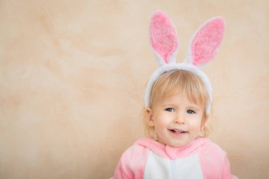 Paskalya bunny kulaklar giymiş komik çocuk.