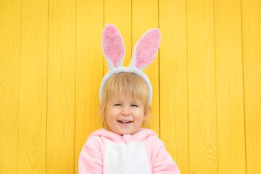 Paskalya bunny kostüm giyen komik çocuk.