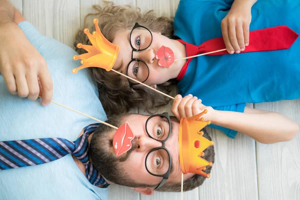 Vader Kind Plezier Samen Met Kronen Lippen Stokken — Stockfoto