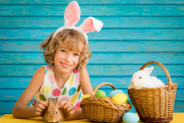 Kind Spielt Mit Osterhasen Und Eiern — Stockfoto