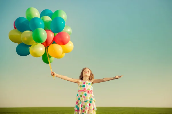 Liten Flicka Som Leker Med Ljusa Multicolor Ballonger Utomhus — Stockfoto