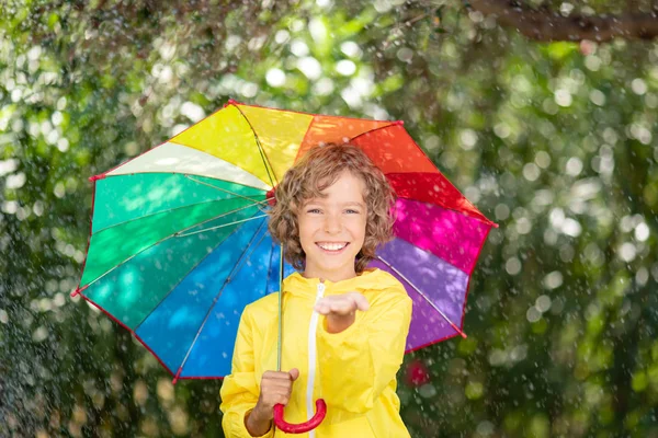 Kleines Mädchen Mit Regenschirm Vergnügt Sich Bei Regen Draußen Frühlingspark — Stockfoto