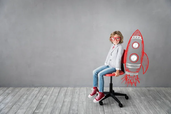 Niño Feliz Sentado Silla Con Cohete Disparo Estudio — Foto de Stock