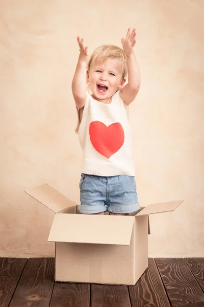 Criança Feliz Com Shirt Coração Vermelho Jogando Caixa Casa — Fotografia de Stock