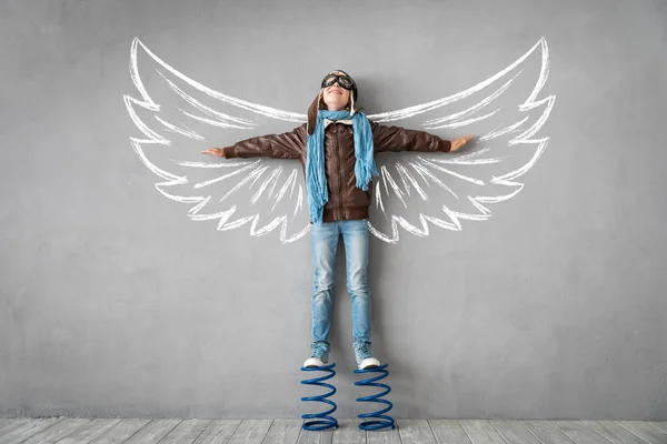 Glückliches Kind Auf Federn Stehend Mit Flügeln Erfolg Kreativem Und — Stockfoto