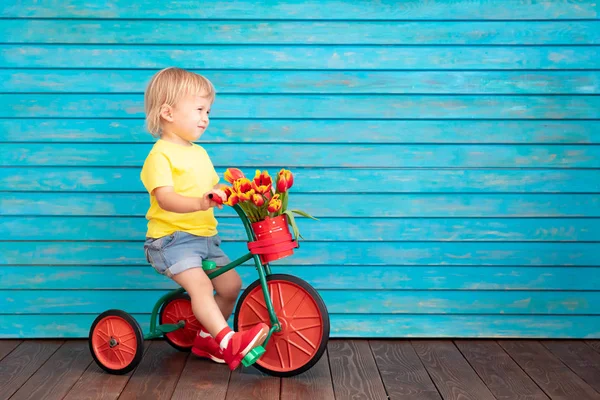 Lustiges Kind Fährt Fahrrad Mit Blumenstrauß — Stockfoto