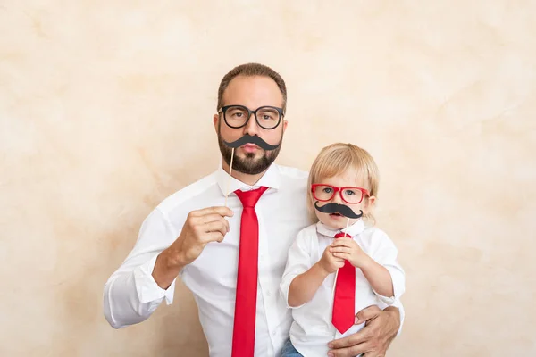 Mann Und Kind Posieren Hemd Und Krawatte Hause — Stockfoto