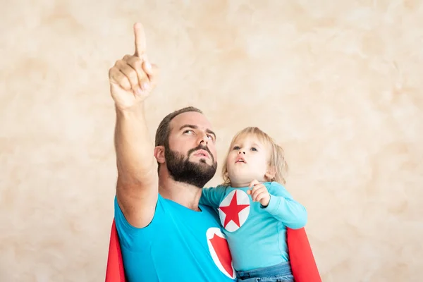 Superhéroes Padre Hijo Divirtiéndose Juntos Concepto Del Día Los Padres —  Fotos de Stock