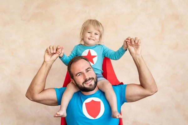 超级英雄父亲和儿子一起玩 父亲节概念 — 图库照片