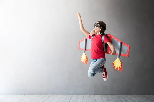 Criança Feliz Brincando Com Brinquedo Jetpack Estúdio Tiro — Fotografia de Stock