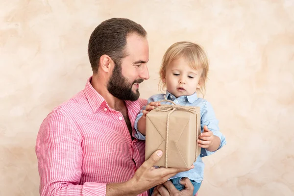 Homme Tout Petit Fils Avec Présent Posant Maison — Photo