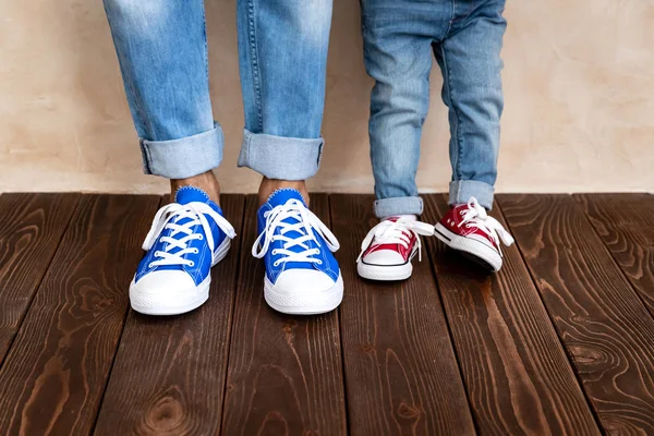 Låga Delen Människan Och Småbarn Son Poserar Hemma — Stockfoto