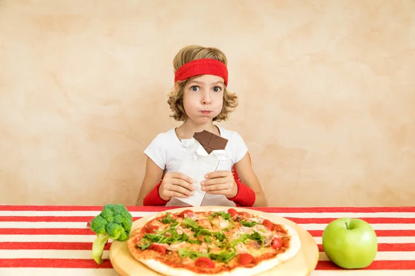 Sportovec Nerd Dítě Jíst Čokoládu Apple Brokolicí Pizzu Stole — Stock fotografie