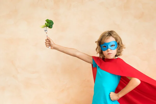 Criança Super Herói Feliz Segurando Brócolis Vegetal Tiro Estúdio — Fotografia de Stock