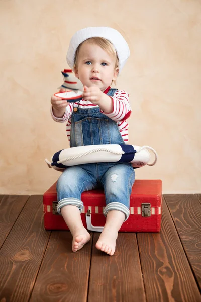 Glückliches Kleinkind Mit Segelboot Spielzeug Beim Segeln Hause Sommerurlaub Und — Stockfoto