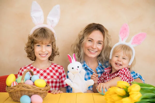 Grappige Kinderen Dragen Easter Bunny Oren Met Moeder Thuis — Stockfoto