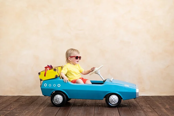 Щаслива Дитина Малюк Верхи Іграшці Старовинна Модель Автомобіля Валізою Вдома — стокове фото
