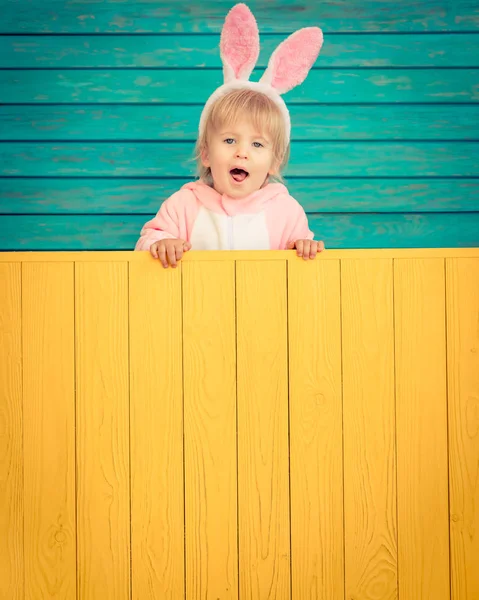 Grappige Jongen Draagt Easter Bunny Kostuum Ingedrukt Houten Boord Banner — Stockfoto