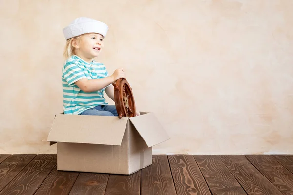 Felice Bambino Che Tiene Ruota Mentre Gioca Vela Casa Vacanza — Foto Stock