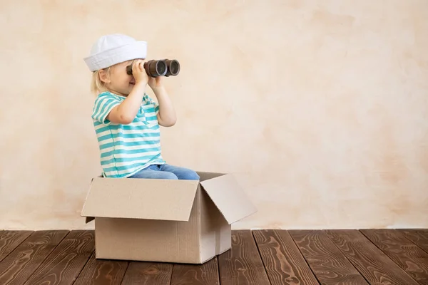 快乐的幼儿在家里玩帆船 暑假和旅行的概念时使用双筒望远镜 — 图库照片