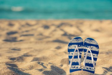 Plaj Flip-flop kum üzerinde. Yaz tatil kavramı