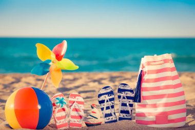 Plaj Flip-flop kum üzerinde. Yaz tatil kavramı