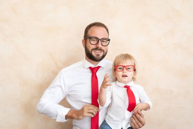 Adam ve çocuk evde. Baba ve oğul birlikte eğleniyor. Aile tatil kavramı. Mutlu babalar günü